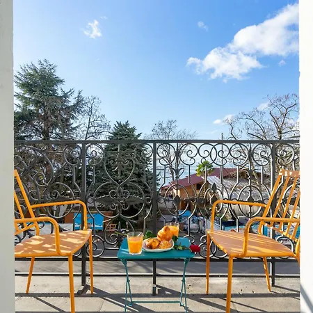 View And - Swiss Apartment Montreux